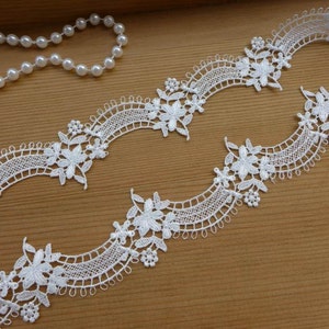 1.38 Inch Victorian Style Scalloped Floral Venice Lace Trim in White, 2 Yards