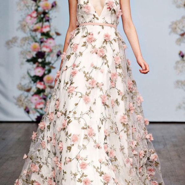 Dammigt rosa 3D-rosblommor i tyg, off-white organzatryck med lövblommor, metervara