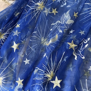 Tissu en tulle bleu royal, tissu en dentelle à broder avec fil d&#39;argent doré, motifs étoiles, lune, chevaux sur tissu de tulle