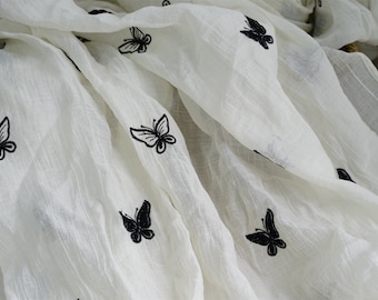 Tissu dentelle mousseline ivoire avec papillons noirs pour jupes, robe de fille, rideaux ou création de costumes