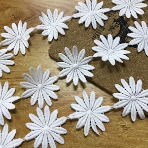 Pizzo con fiori bianchi, applicazione di graziosi fiori di margherite, applicazioni di margherite, design per fascia o costume
