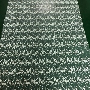 K&ouml;nnte beinhalten: Wei&szlig;er, gestickter Blumenspitzenstoff mit einem zarten Muster aus kleinen wei&szlig;en Bl&uuml;ten und Ranken auf einem durchsichtigen Netzstoff.
