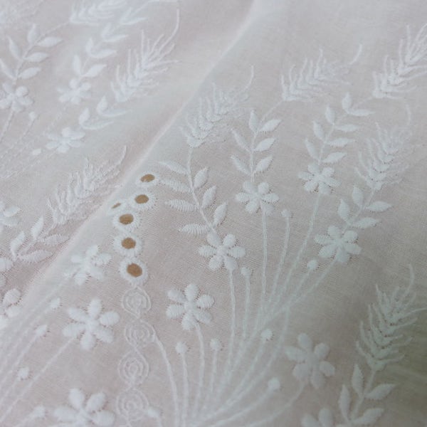 Tissu floral en coton très populaire, tissu blanc cassé à oeillets, tissu brodé pour robe de mariée de style vintage