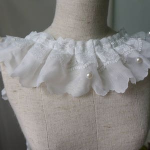 Doppellagige Perlenzier mit Rüschen in Off white für Hochzeiten, Tutu Kleid, Kragen Applikation, Kostüm Design