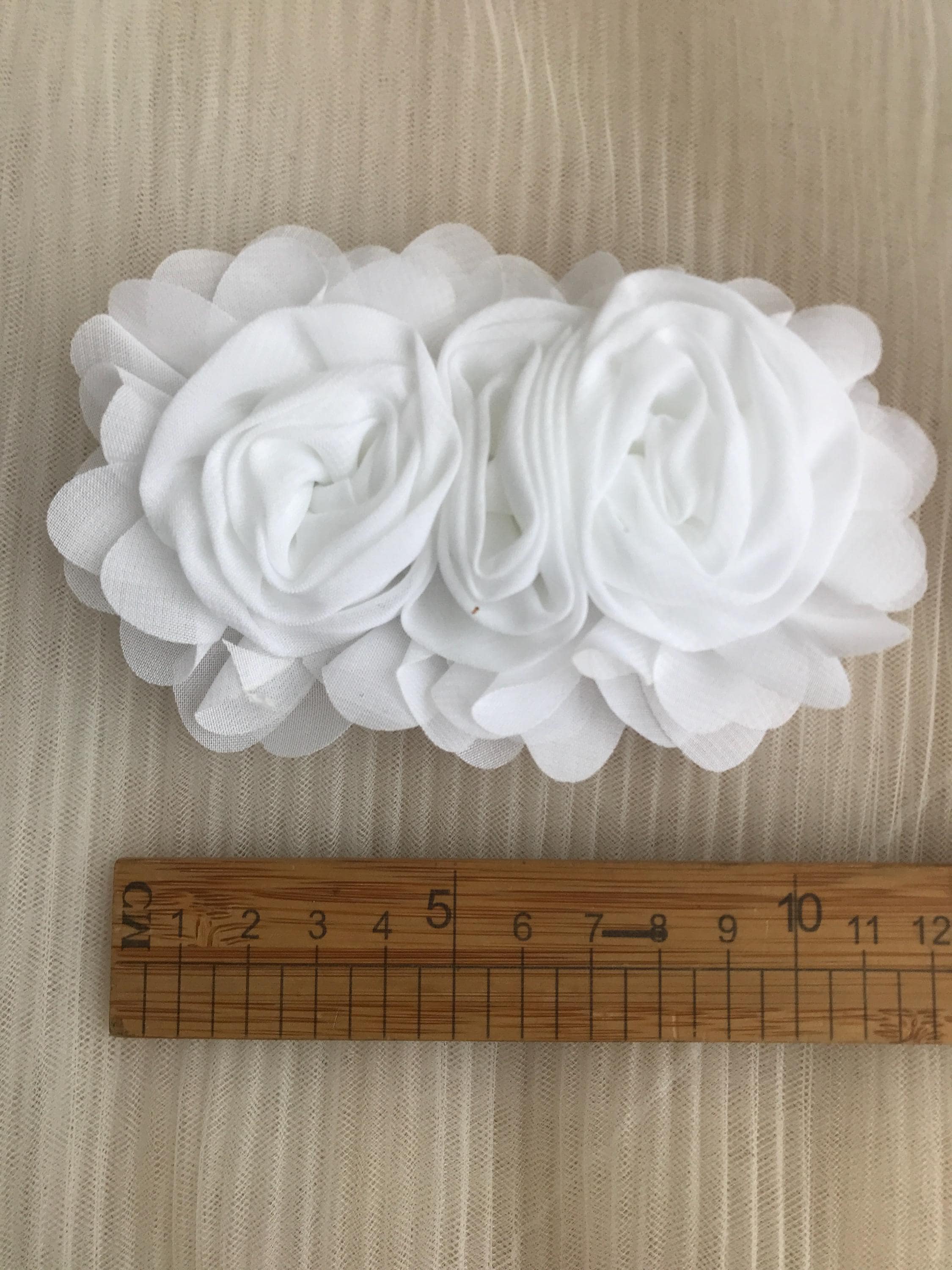 PATIKIL 2 Fiori di Chiffon, 10 Pezzi Fiori Tessuto Applicazioni Cucito con Strass Perle per Artigianato Fai Da Te Matrimoni Fasce Capelli Decorazioni Feste, Bianco