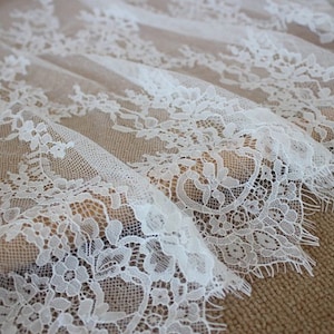 Wunderschöner Ausgebogter Blumenstoff, off-white Brautchantilly-Spitze, Weicher Wimpern-Spitzenstoff, lose Ware