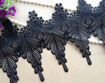 Peut inclure: Galon de dentelle noire avec un bord festonné et un motif floral. La dentelle est délicate et complexe, et elle serait parfaite pour ajouter une touche d'élégance à tout projet.