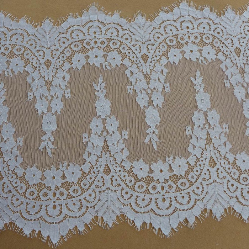 Puede incluir: Borde de encaje blanco con borde festoneado y patr&oacute;n floral.