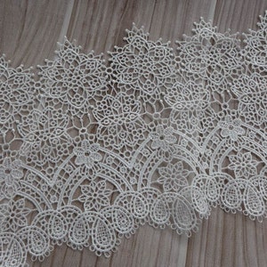 Vintage-style Wedding Bridal Venise Lace Trim in off White for Veils ...