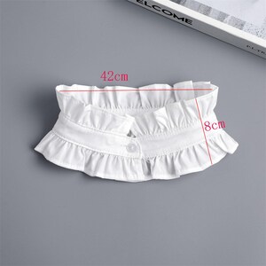 May include: A white, ruffled collar, 42 cm wide and 8 cm high, with a single button closure. The collar is made of a soft fabric and features a layered, frilled design, suitable for adding a vintage touch to any outfit.