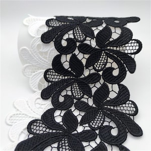 Adorno floral de guipur veneciano blanco y negro para velos de novia, puños de faldas y trajes de baile - Una yarda