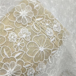 Organza spetstyg med 3D-blomapplikationer och broderi i off-white för brudklänning, dopklänning, brudeflicksklänning