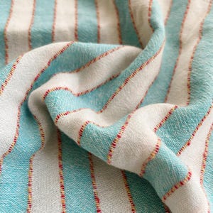 Vintage bomullslinnetyg, blårandig retroskjorta, blusklänningstyg, slitet randigt quilttyg