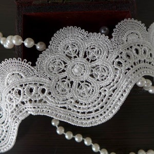 Vintage White Lace Trim, Retro Rococo Lace, Scalloped and Circle Design, Millinery or Dress Design