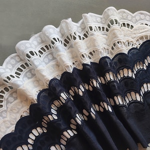 Bordure en dentelle de coton festonnée beige / blanc cassé / noire de 8,3 po. de large pour robes, poignets, rideaux