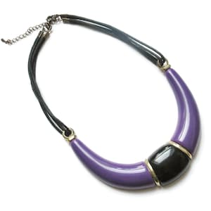 Vintage audacieux violet et noir collier plastron épais en résine de lucite des années 80, 90, style moderniste rétro