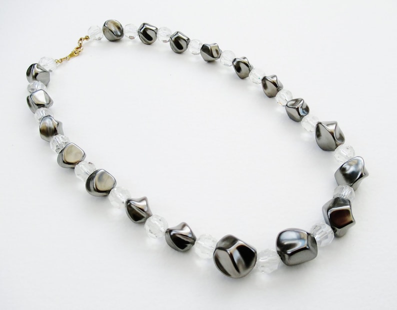 Silver Grey Necklace Simple Pearly Collar Shaped /& Clear Faceted Graduated Beads Single Row