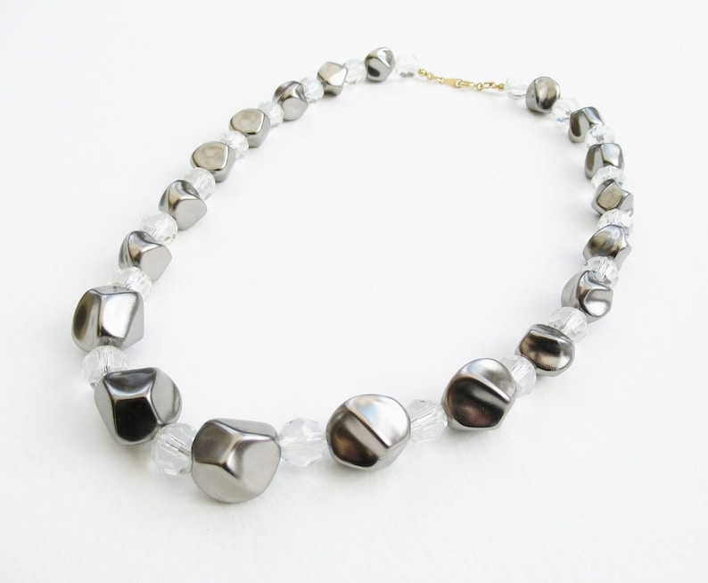 Silver Grey Necklace Simple Pearly Collar Shaped /& Clear Faceted Graduated Beads Single Row