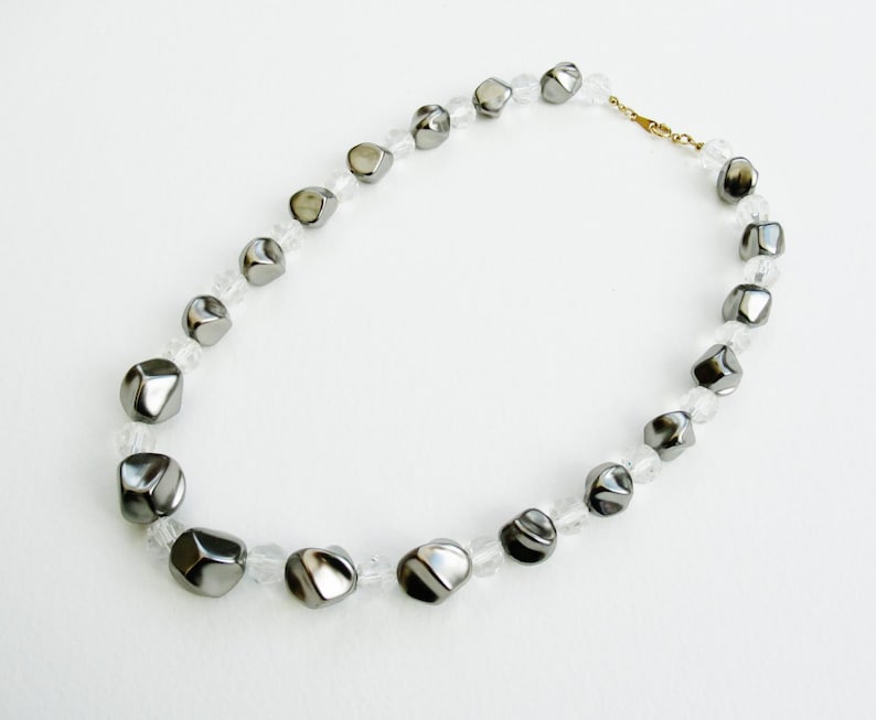 Silver Grey Necklace Simple Pearly Collar Shaped /& Clear Faceted Graduated Beads Single Row