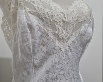 Orsacchiotto bianco setoso vintage con pizzo