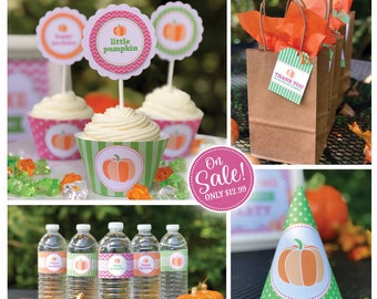 Könnte beinhalten: Druckbare Partydekorationen für eine Little Pumpkin Party. Das Set beinhaltet Cupcake-Verpackungen, Cupcake-Topper, Wasserflaschenetiketten, Geschenktüten mit Dankeschön-Etiketten und eine Partymütze. Die Farben sind Pink, Grün, Orange und Weiß.