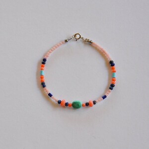 Bracelet fantaisie tendance pierres fines roses et bleues : Modèle Surya imagem 1