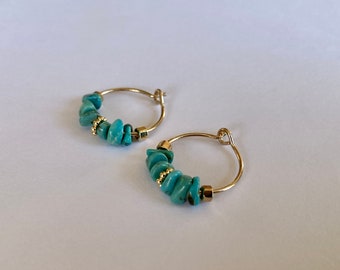 Mini créoles plaquées or et pierres turquoises, créoles turquoise, créoles or et pierres, créoles or, créoles pour l'été, bijou turquoise