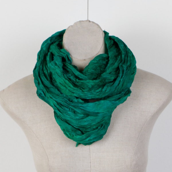 Écharpe de soie ébouriffé vert émeraude , foulard en soie vert, pas de repassage