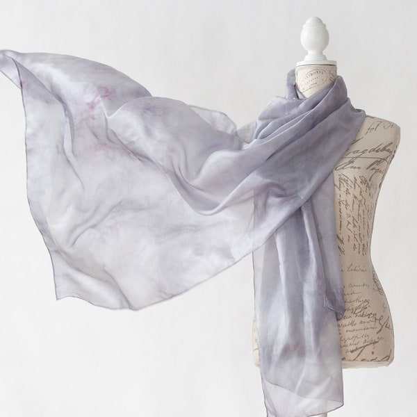 Écharpe de soie grise avec un soupçon de mauve , foulard de soie gris, bandeau gris