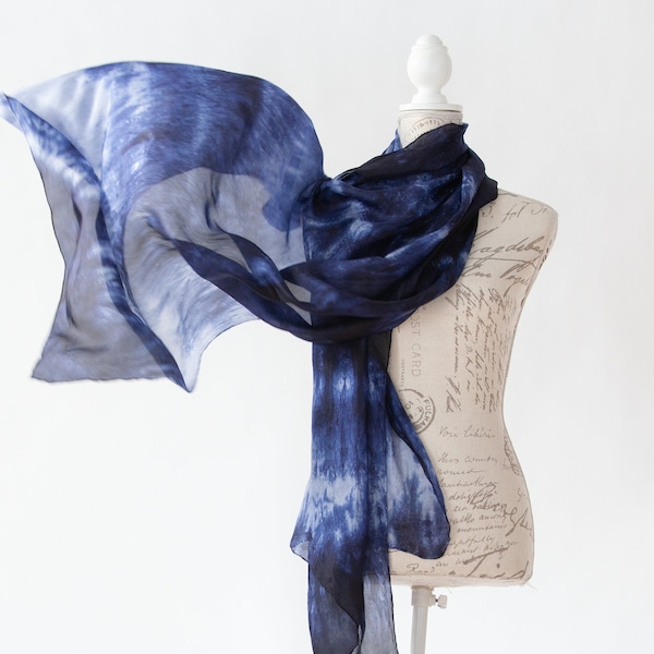 Écharpe de soie bleu marine et blanc , grand voile de soie bleu , foulard en soie bleu foncé
