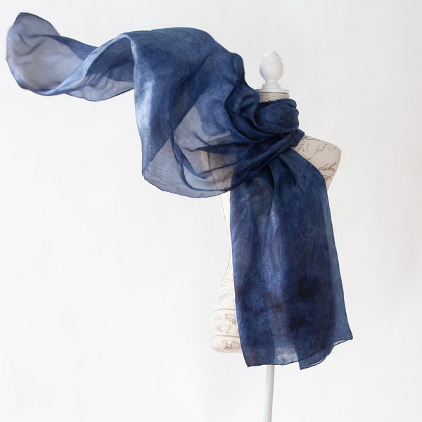 Écharpe de soie bleu  , grand voile de soie bleu , foulard en soie bleu foncé