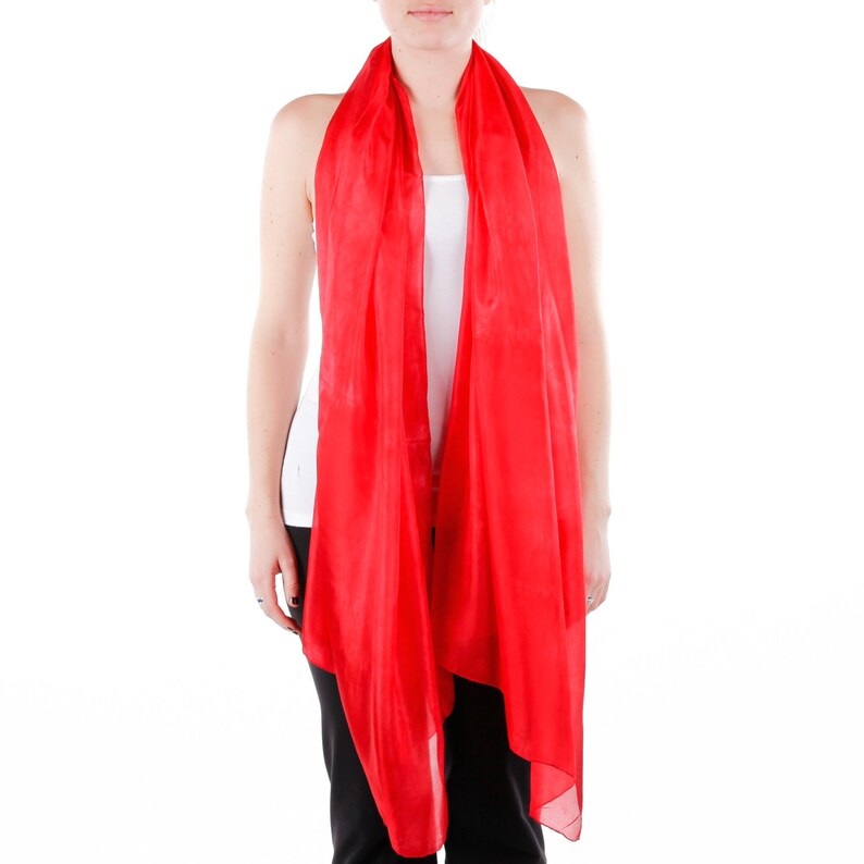 Écharpe de soie rouge vif grand voile de soie rouge feu Etsy France