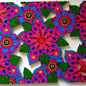 Puede incluir: Un rompecabezas de colores con un diseño floral con flores rosas, azules, verdes y amarillas. Las piezas del rompecabezas están dispuestas en un patrón de flores superpuestas.