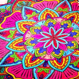 Peut inclure: Un puzzle en bois color&eacute; avec un motif de mandala repr&eacute;sentant une grande fleur au centre. Les pi&egrave;ces du puzzle sont en forme de p&eacute;tales et de feuilles qui s'embo&icirc;tent, cr&eacute;ant un motif complexe. Les couleurs sont vives et comprennent des nuances de rose, de bleu, de jaune, de vert et de rouge.