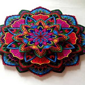 Peut inclure: Mandala en papier multicouche avec des motifs complexes dans des tons de rouge, bleu, vert, jaune et rose.
