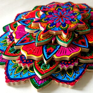 Peut inclure: Un puzzle en bois de mandala color&eacute; avec des motifs complexes dans des tons de rouge, bleu, vert, jaune et rose. Le puzzle est compos&eacute; de plusieurs couches, cr&eacute;ant un effet tridimensionnel.
