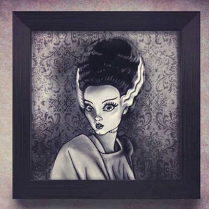 以下が含まれることがあります： フランケンシュタインの怪物のような髪型の女性を描いた白黒のイラスト。女性は白黒のダマスク柄の背景に描かれている。