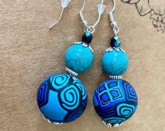 boucles d'oreilles boules  graphiques  bleues et turquoise