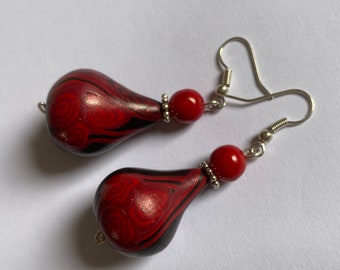 boucles d'oreilles rondes  graphiques noires et rouges