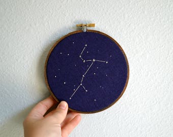 Sirius Constellation broderie cerceau Art - signe du zodiaque, astrologie tenture, cadeau brodé Orion, ciel étoilé à la main