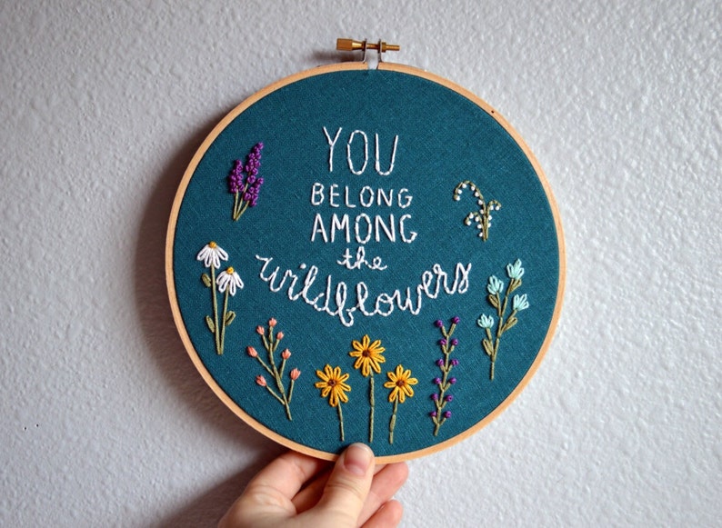 Vous appartenez à des fleurs sauvages, cerceau à broder, enseigne fleurs sauvages, paroles de Tom Petty, tenture murale, citation de broderie par BreezebotPunch image 1