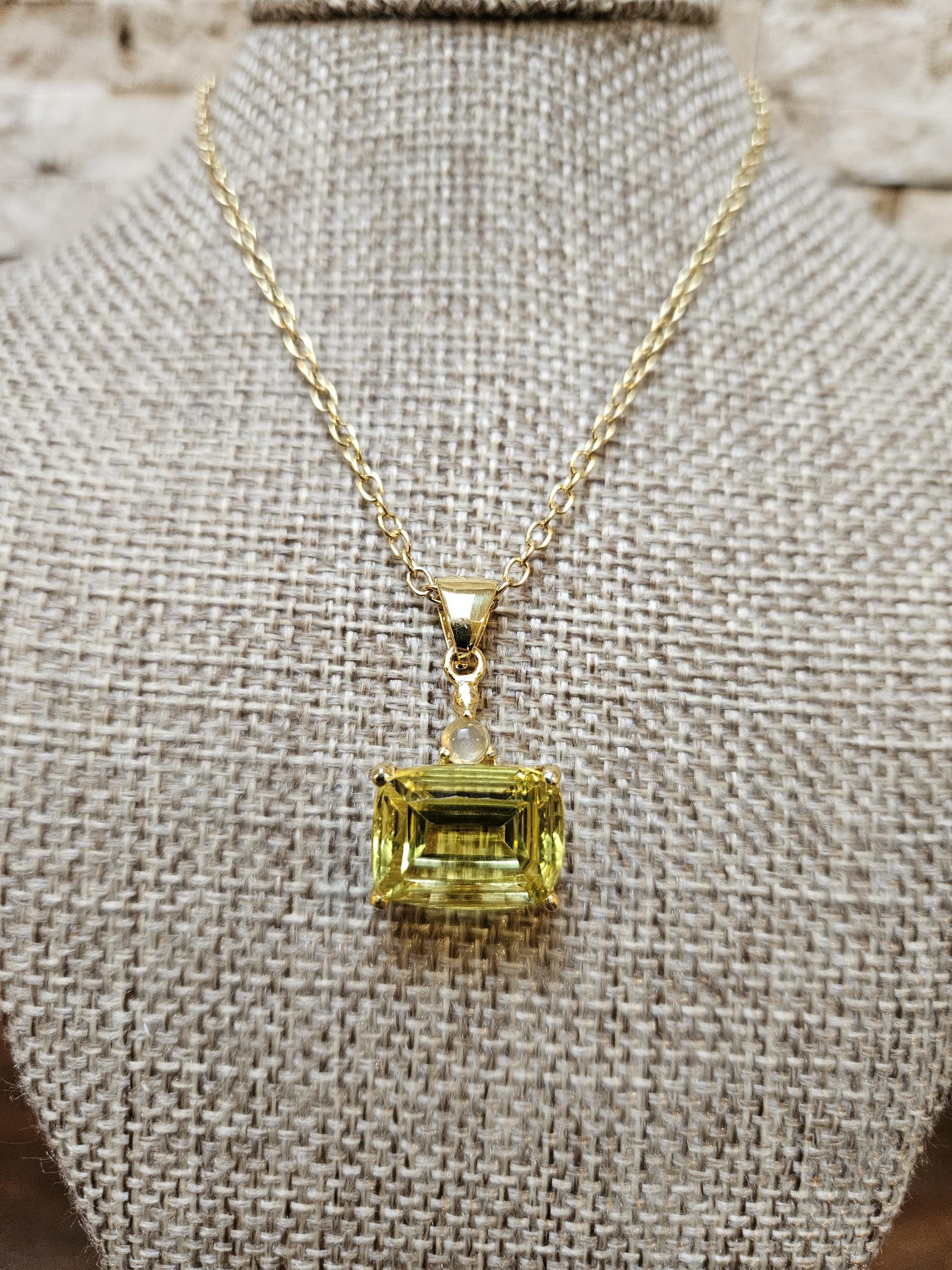 エメラルドカットのレモンクォーツペンダントネックレス、14Kイエロー 