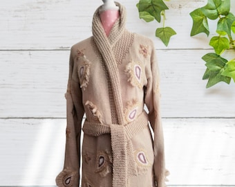 Cardigan lungo cotone ricamato a mano stile anni 70, Giaccone estivo beige vegan friendly, Maglieria estiva di lusso, regalo anniversario