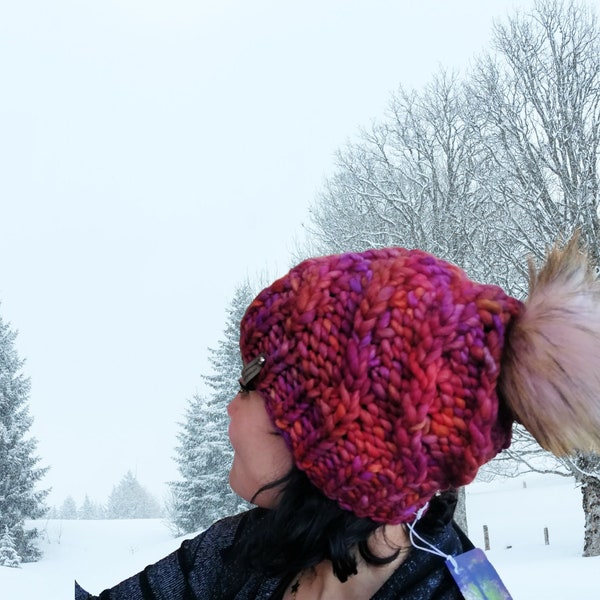 Cappellino multicolore in lane pregiate con pompon in pelo sintetico, cappello invernale, berretto pesante