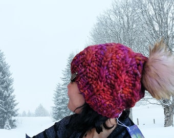 Cappellino multicolore in lane pregiate con pompon in pelo sintetico, cappello invernale, berretto pesante