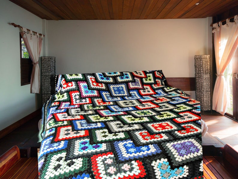 Coperta letto matrimoniale lavorata all'uncinetto. Realizzata a mano