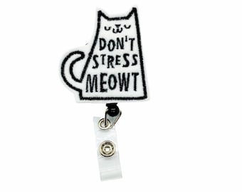 Peut inclure: Porte-badge en forme de chat blanc avec broderie noire qui dit "Don't Stress Meowt".