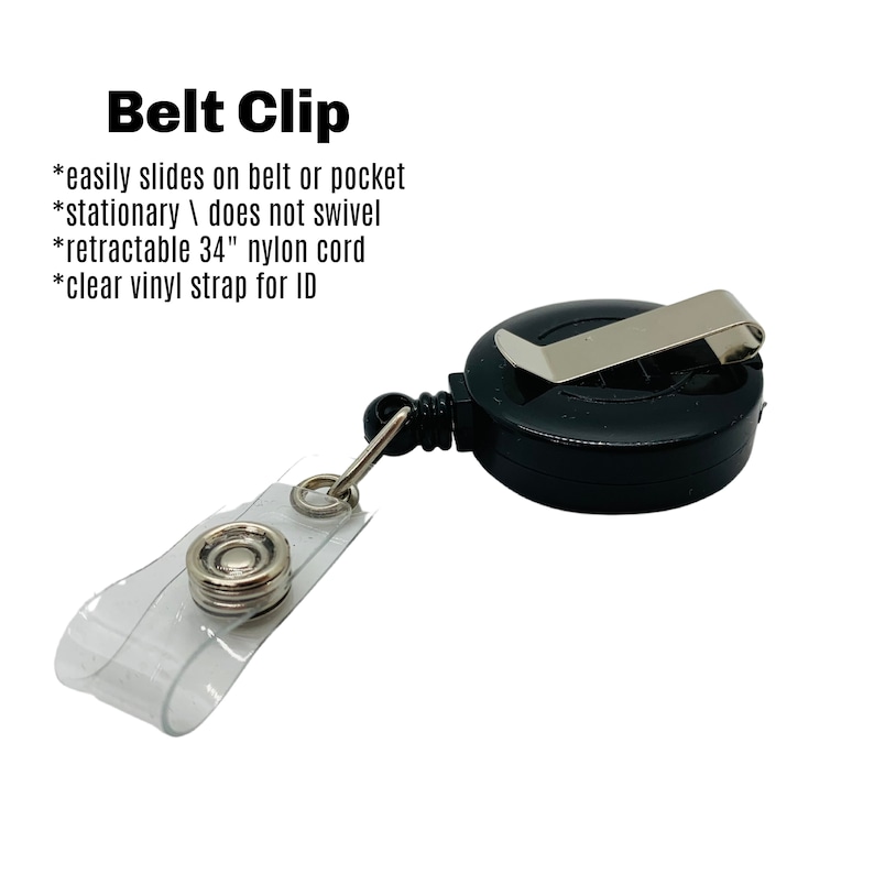 K&ouml;nnte beinhalten: Schwarzer einziehbarer Ausweishalter mit G&uuml;rtelclip und einem transparenten Vinylband. Der Ausweishalter hat eine 86 cm lange Nylonschnur.