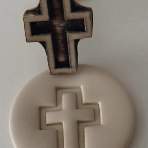 Sello de arcilla/cerámica con forma de cruz de madera