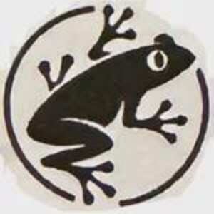 Puede incluir: Un emblema circular que presenta la silueta negra de una rana de perfil, situada dentro de un fino borde circular negro. La rana se muestra con las extremidades extendidas, dedos detallados y un ojo ovalado de color blanco sobre un fondo claro.
